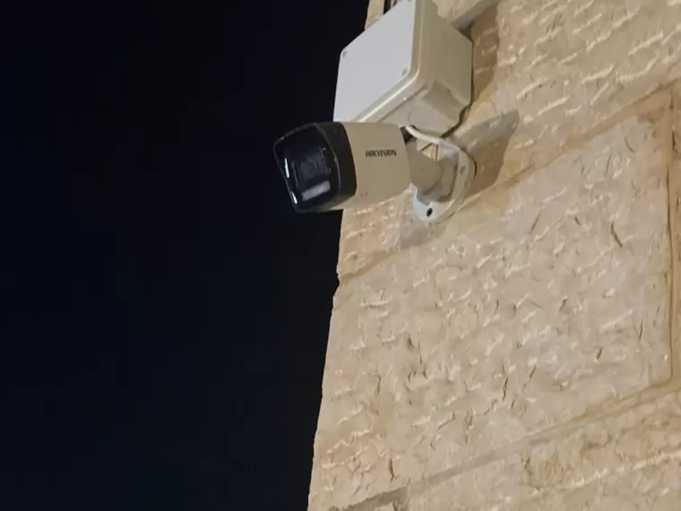 تركيب كاميرا مراقبة خارجية Hikvision على واجهة حجرية مع علبة توصيل محمية